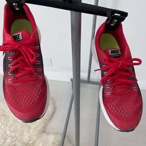 Nike Women's Red and Black Athletic Shoes